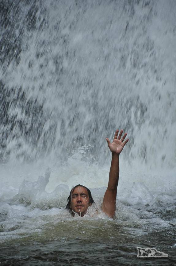 Um delicioso mergulho no Salto do Saci, na região de Antonina, litoral do Paraná